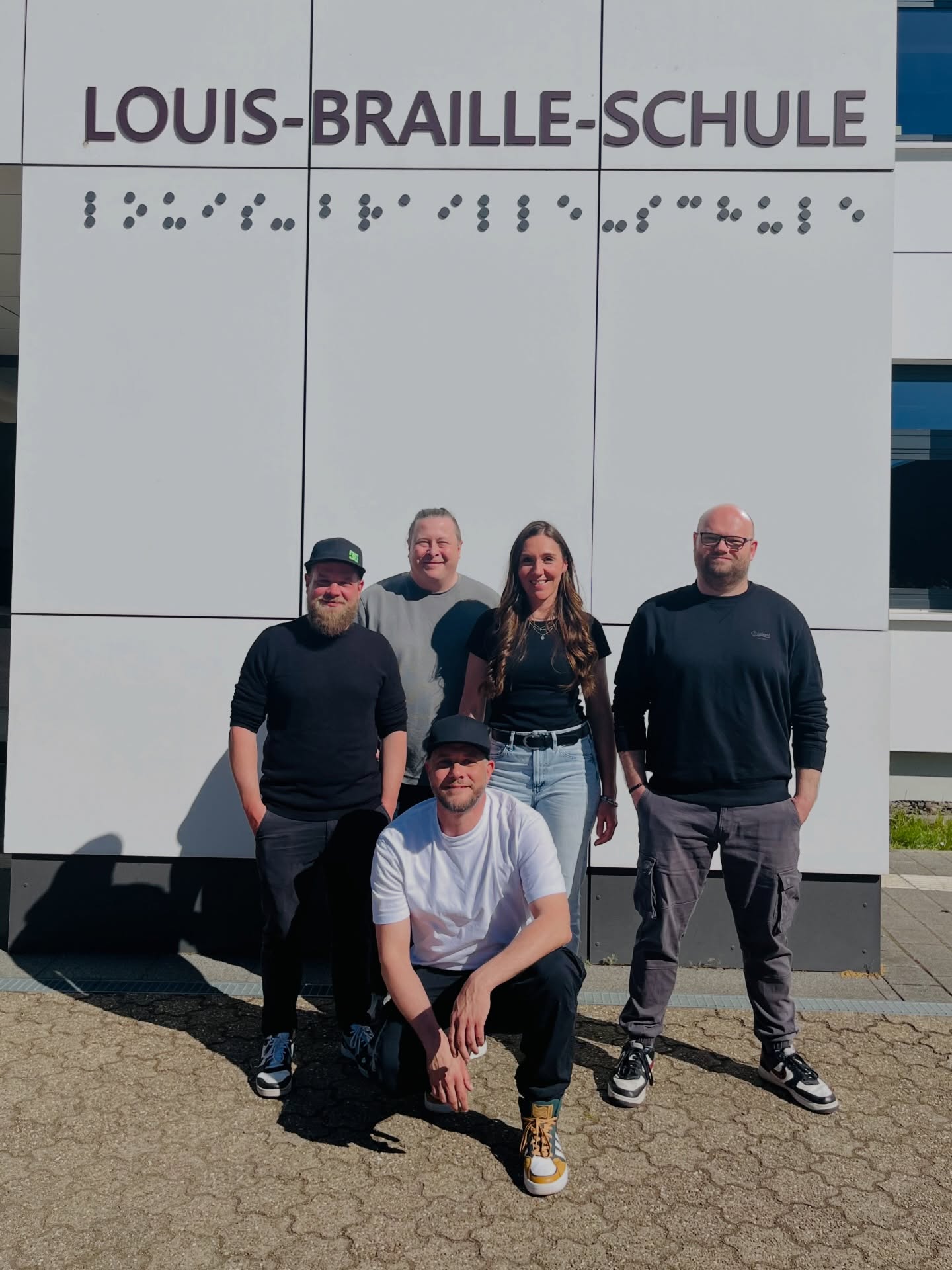 GRIEZGRAM%20mit%20THE%20G-STREET%20BAND%20vor%20dem%20Schulgeb%C3%A4ude